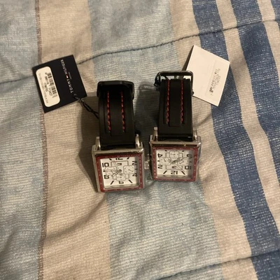 Reloj Tommy Hilfiger con correa de silicona negra/roja cara cuadrada Foto 1 de 4