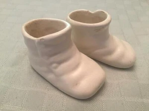 2 Vintage Cerámica Botín Bebé Zapatos Cru Soporte Anillo, Habitación Bebé Decoración Hermosa - Imagen 1 de 6