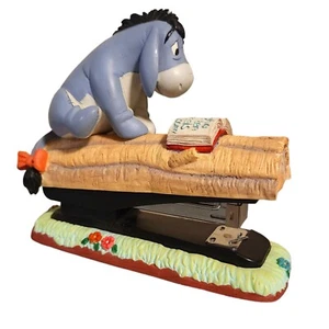 Disney Winnie the Pooh Set Scrivania Cucitrice Occhiello Su Log Lettura "E Is For Eeyore" - Foto 1 di 11