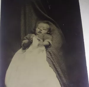 Difícil de encontrar c1860 FERROTIPO - 1/6º - FOTO tipo tinte de POST MORTEM BEBÉ - EXCELENTE ESTADO - Imagen 1 de 3