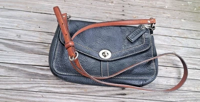 Bolso de hombro Coach Chelsea de cuero granulado negro con correa tostada F10888 Foto 1 de 4