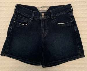 Pre-Owned Woman’s Mid-Rise Levi Shorts In Size 6 - Picture 1 of 4
