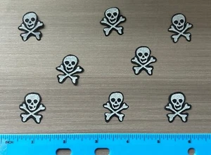 8 Totenköpfe ~N~ gekreuzte Knochen Stoff Applikation zum Aufbügeln Kinder Quilten Basteln - Bild 1 von 1