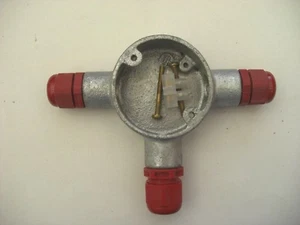 £1.20 Caja T Galvanizada Galv 20 mm Glándulas Rojas Tornillos para Detector de Alarma contra Incendios - Imagen 1 de 1