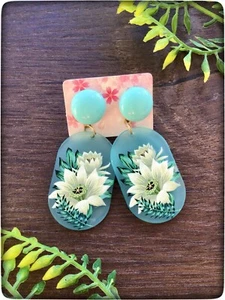 NEW Blue Gold Colour Retro Vintage Style 60s 70s Flower Resin Oval Earrings - Picture 1 of 2
