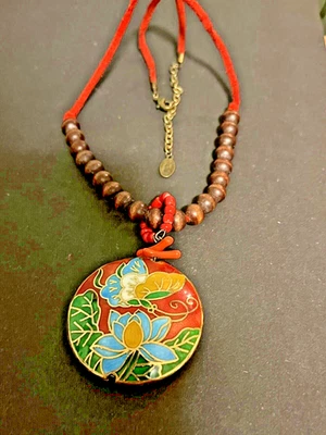 Collar Robert Rose con cuero, cuentas y colgante de cloissone. Mariposa Floral Foto 1 de 4