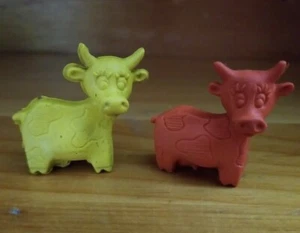 Menge 2 Vintage Diener Kuh Radiergummi Spielzeug rot & gelb Mini Figur Tier Figur - Bild 1 von 2