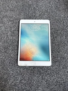 Apple iPad Mini - A1432 - 32GB - Silver - Minor LCD Cracked (WiFi) - Picture 1 of 6