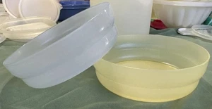 Tupperware Lot Of 2 6” Cereal Bowls 2415. Yellow, Blue Vintage USA - Picture 1 of 6