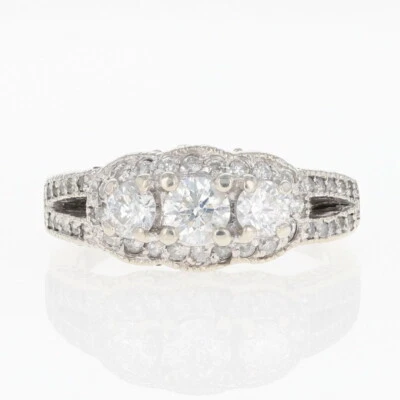 Anillo de compromiso de tres piedras de diamantes de corte redondo de 1,31 quilates de oro blanco de 14 k talla 7 Foto 1 de 4