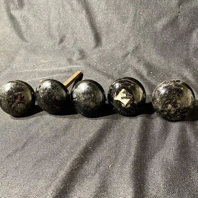 5 perillas de puerta de porcelana negra como se encuentran frescas en granja Foto 1 de 4