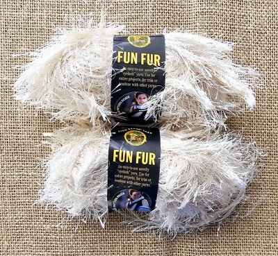 2 hilos de pestañas Lion Brand Fun Fur Champagne 2383 4 OZs 64 yardas cada uno Foto 1 de 2