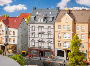 FALLER 130705 Stadthaus mit Reperatur Werkstatt Bausatz HO 1:87 NEU - Bild 1 von 3