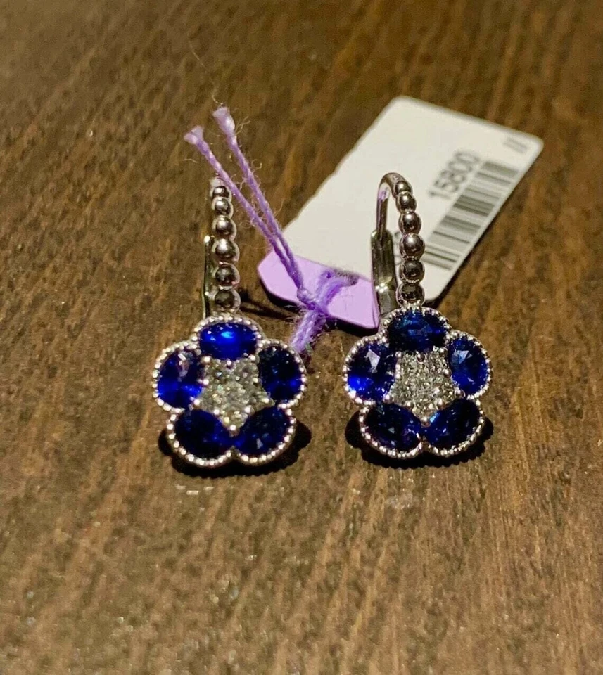 Pendientes tipo argolla de diamantes de zafiro azul simulado de corte ovalado de 3 quilates enchapados en oro blanco de 14 k Foto 1 de 4