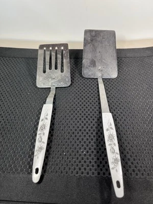 Винтажная бытовая вилка, 2 лопатки белая ручка с черными розами Япония - Изображение 1 из 4