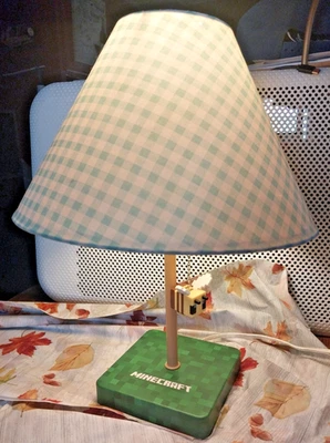 Ukonic Minecraft Yellow Bee Nest Block Desk Lamp with 3D Bee Puller - Image 1 of 4