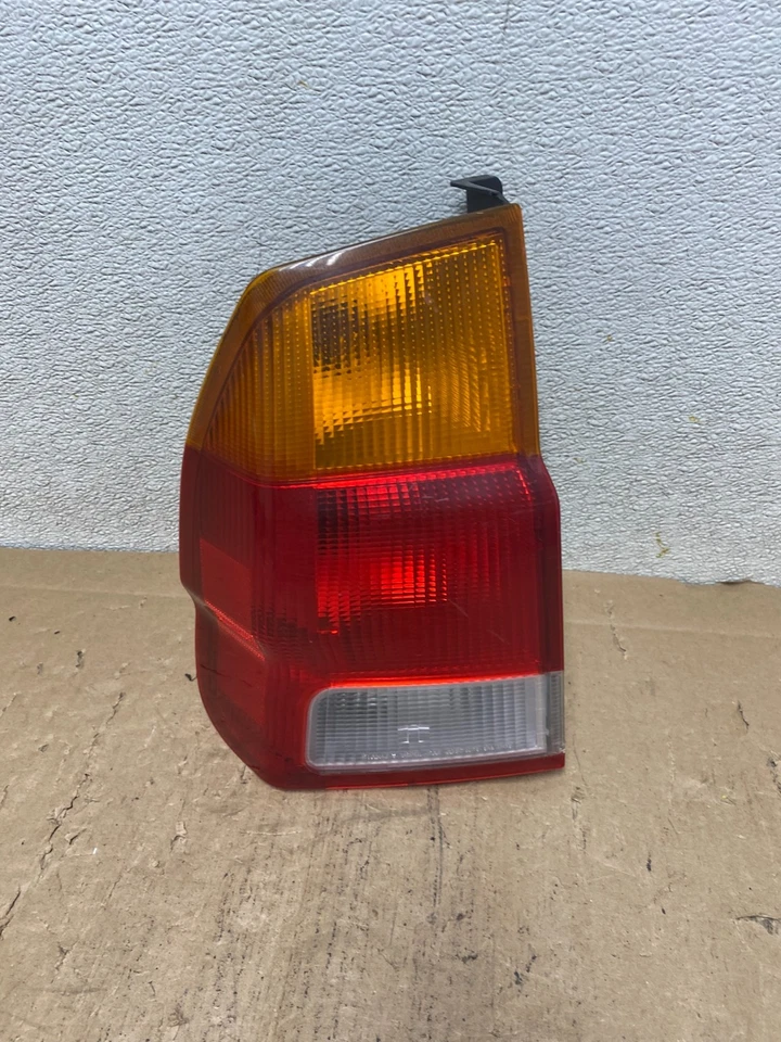 Luz trasera lateral derecha conductor izquierdo Mitsubishi Montero Sport 1998-2000 OEM S0904 DW Foto 1 de 4