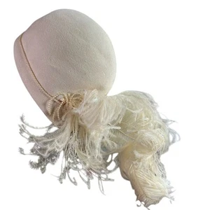 Vintage cremefarbener 50er Jahre Perlenfeder Hut Fascinator - Loch und einige Gebrauchsspuren - Glamour Royal - Bild 1 von 8