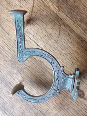 rare et ancienne patère en bronze décor d'animaux fantastiques et blason - Photo 1/4