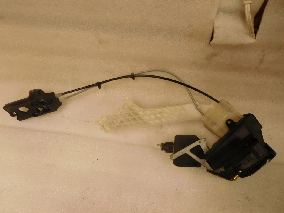 2004  Hyundai  Elantra  Left  Rear  Door  Lock  Actuator  Inside  Door  Handle  - Изображение 1 из 4