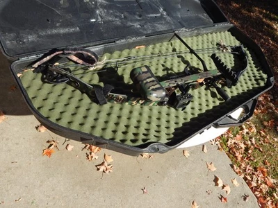 RARE Vintage Hoyt Supreme Left-Hand Compound Bow With Sight in Case 60-70# 31" - Image 1 of 4