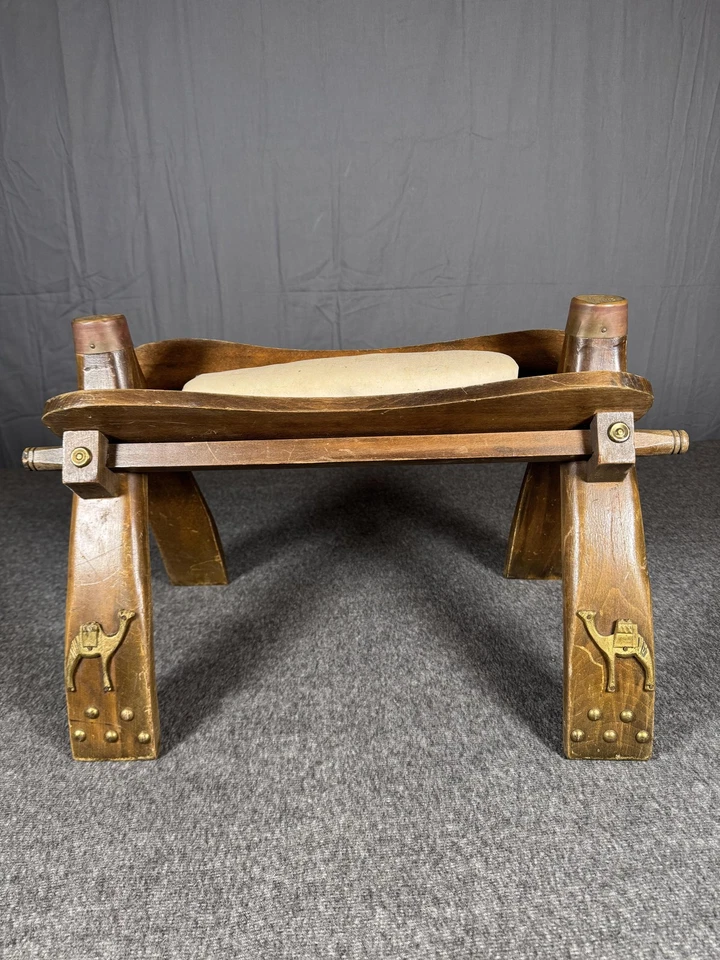 Silla de montar de madera vintage camello taburete plegable otomano latón acentos camello árabe Foto 1 de 4