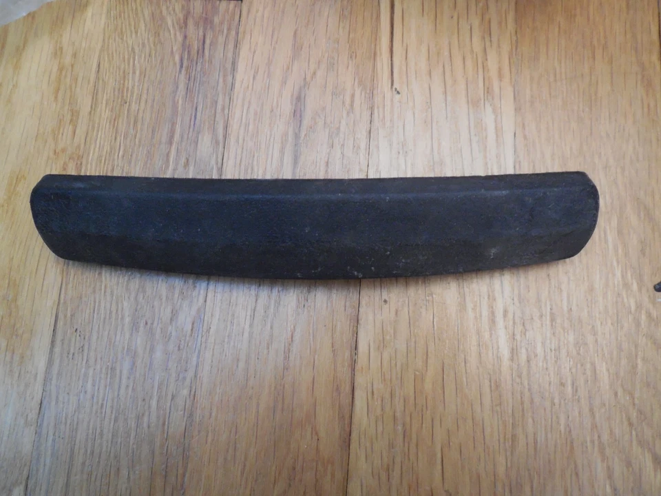 Новый из старых запасов 1974 1975 Ford LTD задний бампер предохранительная вставка D4AB-17A465-A - Изображение 1 из 3