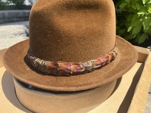 Sombrero Fedora De Lana Dobbs De Colección - Banda de Plumas - Punta de Flecha - Talla: 7 1/4 ¡Caja Original! - Imagen 1 de 4