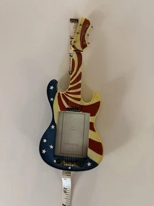 Gitarrenförmiger Bilderrahmen für 2 x 3 Fotos Sonoma rot, weiß & blau Flagge Motiv - Bild 1 von 5
