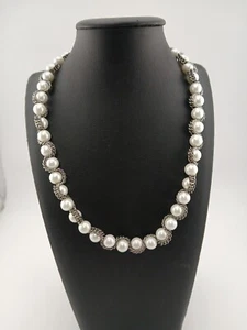 Vera Wang Halskette Gunmetal weiße Kunstperlen im gedrehten Kettendesign - Bild 1 von 11