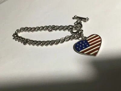 "Pulsera con dije de corazón bandera americana de 1"" de longitud" Foto 1 de 2