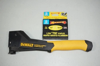 Grapadora de martillos grapadora compuesta de fibra de carbono DeWalt DWHT75900 y grapas de 1/2" Foto 1 de 4