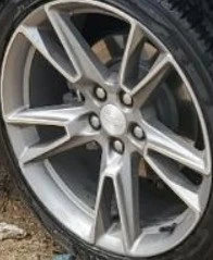 Chevrolet Camaro 2020 rueda original 20x8-1/2 5 radios divididos Foto 1 de 4