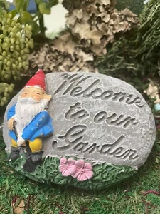 Feenzwerg Garten WILLKOMMEN IN UNSEREM GARTENZWERG GARTENFELSEN  - Bild 1 von 2