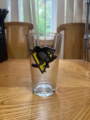 OFICIAL NHL PITTSBURGH PENGUINS ESTAÑO LOGOTIPO PINTA LEVANTADA VIDRIO DE 16 ONZAS Foto 1 de 4