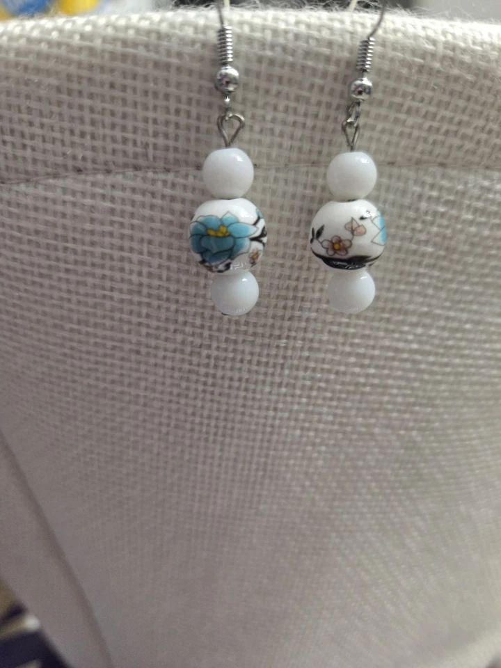 Pendientes colgantes de cerámica floral blanca Foto 1 de 1