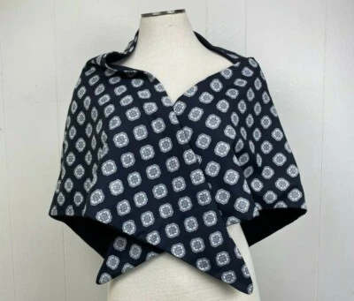 Bufanda triangular vintage con patrón blanco y negro Foto 1 de 4