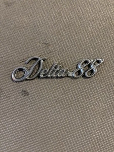 1980-1985 OLDS OLDSMOBILE DELTA 88 FENDER EMBLEM LOGO BADGE OEM Model - Bild 1 von 2
