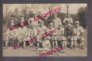 Fayette IOWA RPPC c1910 EQUIPO DE BÉISBOL Bat Boy MASCOTA Upper Iowa University IA - Imagen 1 de 4