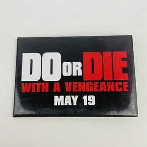 Prendedor Pinback Promocional Vintage Die Hard With A Vengeance 1995 Bruce Willis Do or Die - Imagen 1 de 4