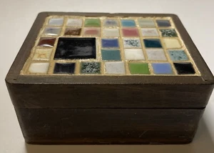 Caja de baratijas MCM vintage de madera con tapa de azulejo 3,75” x 2,75” x 1,75” de alto - Imagen 1 de 7