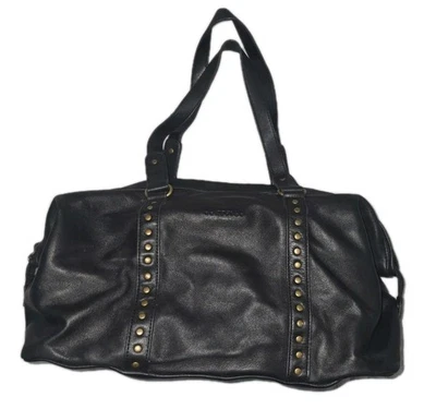 Bolso de hombro grande Kenneth Cole Reaction de cuero negro con tachuelas Foto 1 de 4