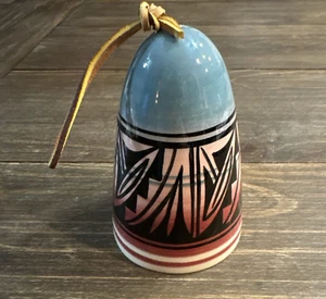 Navajo Southwestern Pottery Bell Wind Chime Signed Padilla USA 5 Inches Leather - Imagen 1 de 11