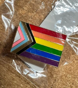 Progress Pride Regenbogenabzeichen. LGBTQIA + Emaille Pin Abzeichen Positivität Gay Trans - Bild 1 von 4