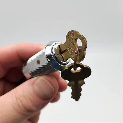 Interruptor momentáneo de bloqueo de derivación Ademco 2174-70 1-5/8" L x 0,70" diámetro con llave diferencial Foto 1 de 4