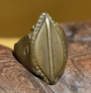 Antiguo Anillo de Carcasa de Cowrie de Bronce Tribu Fulani Africana Malí, África - Talla 10 1/2 - Imagen 1 de 12