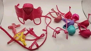 Barbie Establo Caballo Accesorios Sillín Riendas 3- Cabes 7-Jinetes Gorras - Imagen 1 de 3