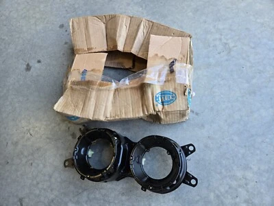 Marco de soporte de faros lado derecho BMW E23 733I 77-84 Hella 63121364356 OEM NOS Foto 1 de 4