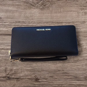 Michael Kors Jet Set Travel Black Leather CONTINENTAL Wallet 35T7GTVE7L (B-4) - Picture 1 of 6