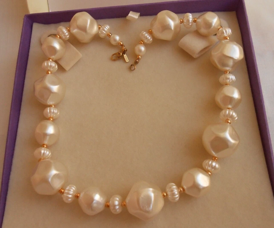 COLLANA GIROCOLLO firmata MONET sfere tipo perle in lucite - Immagine 1 di 3